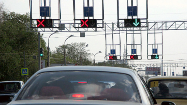 Обратное движение: знаки, правила движения на перекрестке, съезд с полосы движения, на мосту, правила светофора, дорожная разметка