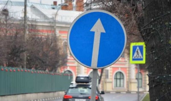 Знак «Прямой»: зона действия, запрещающая движение по полосам, проезд на перекрестке, штраф за нарушение правил дорожного движения, знак и светофор