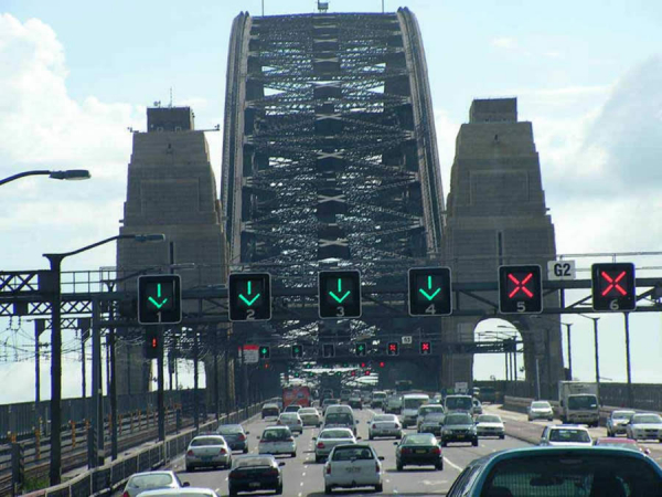 Обратное движение: знаки, правила движения на перекрестке, съезд с полосы движения, на мосту, правила светофора, дорожная разметка