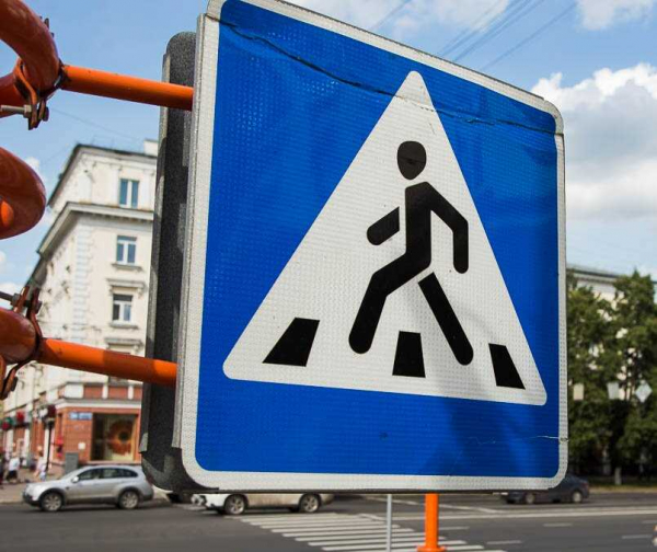Дорожный знак пешеходный переход: норма, зона покрытия, установка, переход запрещен, цвет желтый, красный, объединяющий их размер