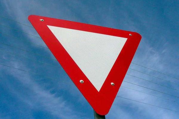 Знак «уступить дорогу» перекрестку: кому, как правильно уступить дорогу на нерегулируемом, главной дороге, если не уступишь - штраф, если пешеход