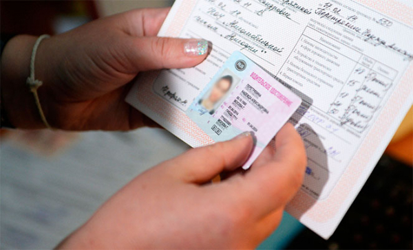 Наклейки на водительские права, их значение, как снять водительские документы на носу у ГИБДД, ГИБДД, ГИБДД