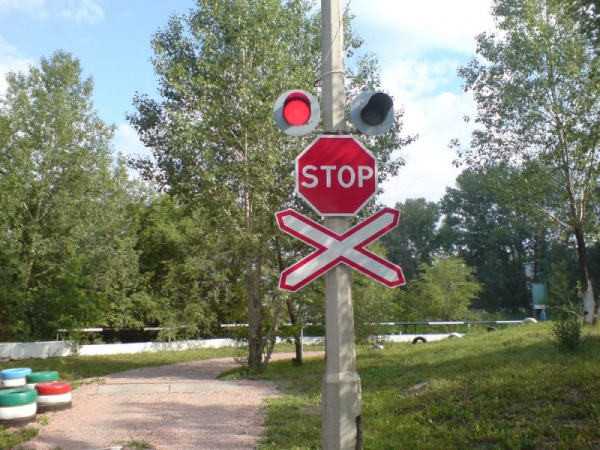 Знак «безостановочное движение запрещено»: какие запрещены, где останавливаться, прохождение знака «стоп», правила дорожного движения, действия, штраф