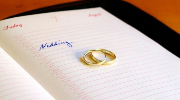 Свидетельство о браке оторвали - что делать и надо ли другое?