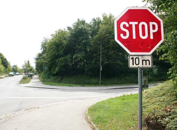 Знак «безостановочное движение запрещено»: какие запрещены, где останавливаться, прохождение знака «стоп», правила дорожного движения, действия, штраф
