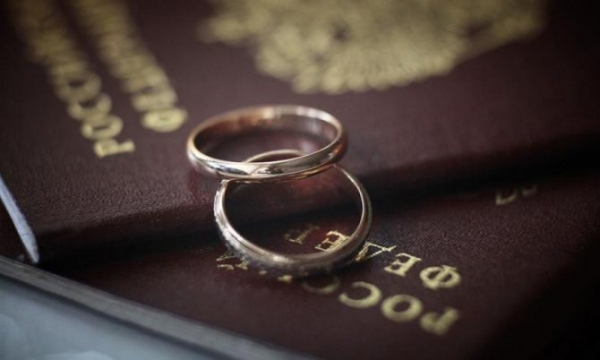 обязательно сменить фамилию при вступлении в брак: нужно ли это делать?