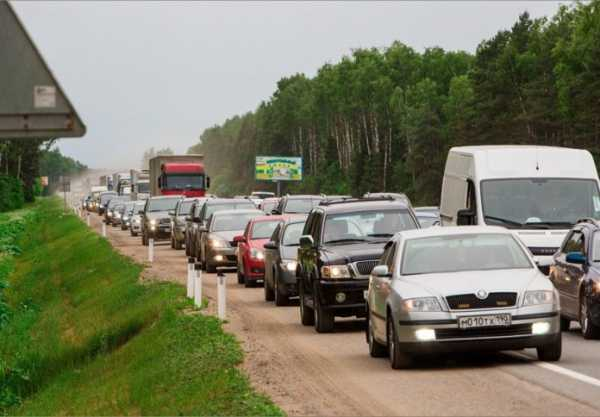 Штраф за движение по обочине, ожидаемый в 2017 году: сколько назначит сотрудник ГИБДД за движение по встречной полосе, по обочине дороги на МКАД, Москва